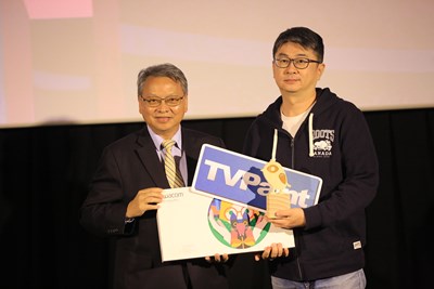 台中副市長令狐榮達頒發「台灣學生短片競賽」首獎,由王登鈺導演的《金魚》。