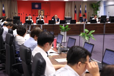 市府今(17)日召開第102次道路安全督導會報,由副市長陳子敬主持,交通局報告「台中市主要幹道續進智慧化執行情形」