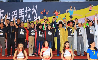 台中城市半程馬拉松破萬人參加 響應萬聖節搞怪開跑