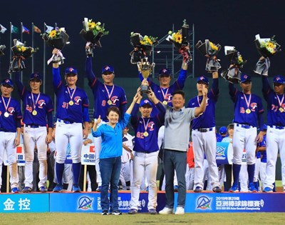 台中市長盧秀燕在閉幕典禮代表主辦城市頒發冠軍金盃給中華隊。