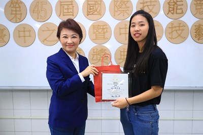 畢業於台中高工的楊婷喻更為台灣在汽車噴漆項目首度摘金,市長盧秀燕表揚肯定