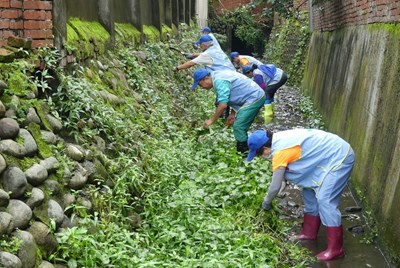 南區南門社區發展協會清理排水路雜草