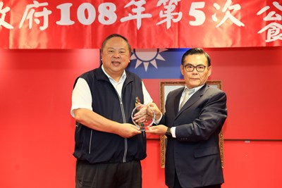警察局副局長張傳忠代表獻獎,副市長陳子敬代表接受