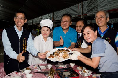 台中市大坑商圈今(25)晚舉辦千人辦桌活動,由大坑當地餐廳主廚結合當季食材端出「甕缸雞」、「東東芋圓」、「弄瓦鹹蛋糕」等11道美味料理,市長盧秀燕晚間到場時表示,大坑百桌宴是行銷大坑美食重要特色活動,市府順應民情積極復辦,之後將年年舉辦活絡當地經濟!