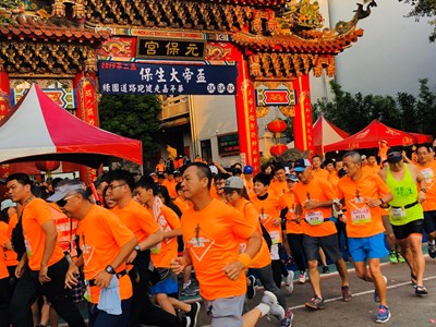 慢跑賞美景、送小禮 保生大帝盃北區綠園道慢跑破千人參加