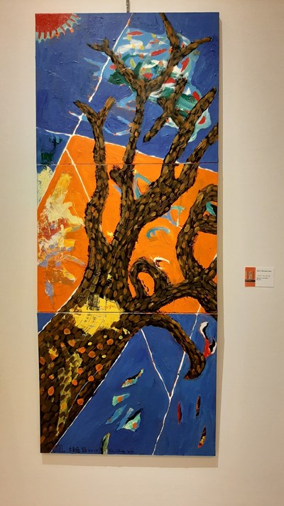 「夕陽西下前的長青樹」作品是由鐘俊雄大師與其子、孫女共同完成的作品