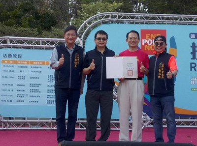 市府秘書長黃崇典致贈感謝狀予國際扶輪3461地區總監謝東隆,感謝捐款50萬元予「兒童與少年未來教育及發展帳戶計畫」