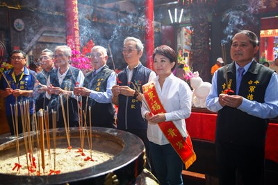 台中軍福宮今(30)日舉行朱府千歲聖誕暨40週年宮慶,安排祝壽祈福祭典法會及平安福宴,市長盧秀燕今日特地前往祝賀,參香祈求將舉辦的2020台灣燈會圓滿順利、市民幸福安康,並邀請全國各廟宇信徒踴躍參觀燈會。