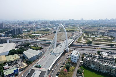 台中西屯中科路銜接水湳經貿園區的豎琴式斜張橋,是目前全中部最高斜張橋,在高鐵、國道1號及台74快速公路皆能清楚見到,造型唯美吸引民眾關注,預計明年初完工。