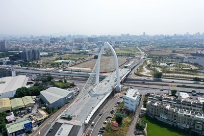 台中西屯中科路銜接水湳經貿園區的豎琴式斜張橋，是目前全中部最高斜張橋，在高鐵、國道1號及台74快速公路皆能清楚見到，造型唯美吸引民眾關注，預計明年初完工。