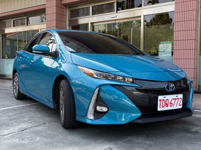 多元化計程車有別於一般小黃計程車,採全預約載客,不得在路上巡迴攬客,車身跳脫傳統黃色車身,也沒有車頂燈及空車燈,車牌則和一般計程車一樣,都是白底紅字營業車牌。