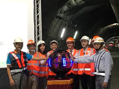 國道4號豐原潭子段全長約10.9公里,其中豐原3號隧道西行線全長1.6公里,歷經14個月艱辛開鑿今(1)日舉辦貫通典禮
