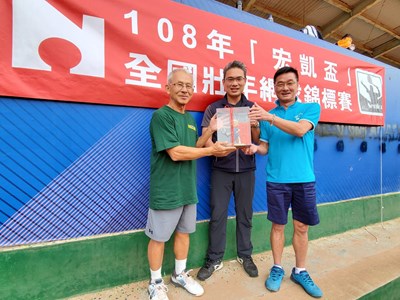 「宏凱盃」網球賽台中開打 運動局長為選手加油打氣