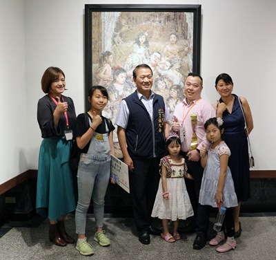 賴易聰(後右2)的《永遠》 榮獲本屆全國百號油畫大展第一名,全家一起出席頒獎典禮