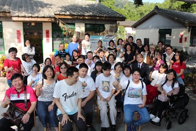 克服身障困難 他們畫出精采人生