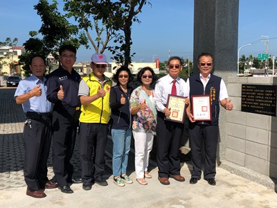 消防局長曾進財代表受贈,並頒贈感謝狀,感謝臺久企業對消防工作的支持。