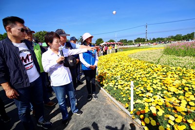 盧市長參觀新社花海