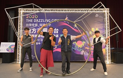 文化局張大春局長與街頭藝人「狂夢藝術LIT ART」開心比讚,鼓勵台中街頭藝人踴躍參與徵