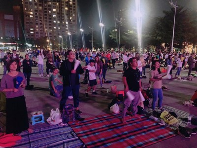 台中市政府運動局在台灣大道市政大樓府前廣場舉辦轉播，與球迷集氣為選手加油。