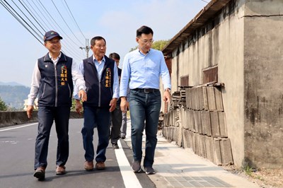 建設局長陳大田邀請立法委員江啟臣及當地里長,一同現地視察東勢慶福街(中46)完工情形
