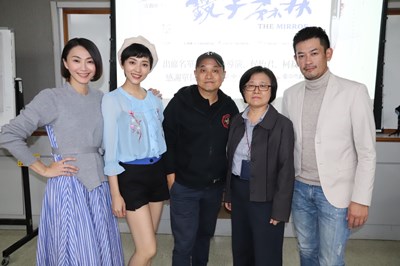 導演鄭文堂及演員柯叔元、侯怡君、瑭霏與同學們分享拍攝心得,新聞局主任秘書陳瑜也出席