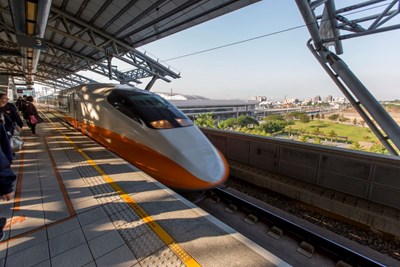 烏日為高鐵台中站所在地,該區花燈車以高鐵車廂外型呈現