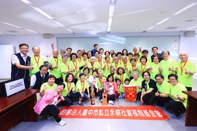 盧市長與長輩們合照
