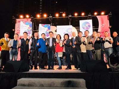「聽,見」音樂會首度移師市民廣場 視障樂團輪番高唱