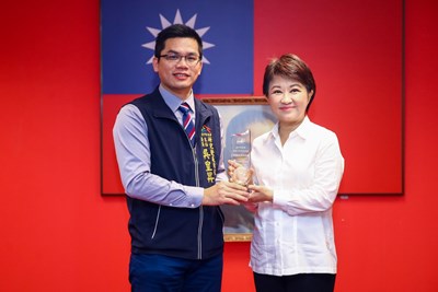 研考會主委吳皇昇於市政會議進行獻獎,展現市府致力推動圖資開放豐碩成果。