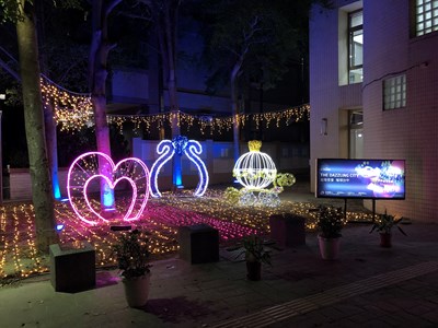 台中市立圖書館總館打造「光環境藝術區」，用各式燈光展現愛心、鑽戒及南瓜車等意象，營造童話故事氛圍。
