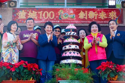 市長盧秀燕出席一起高唱生日快樂歌,切下大蛋糕祝賀「生日快樂!」