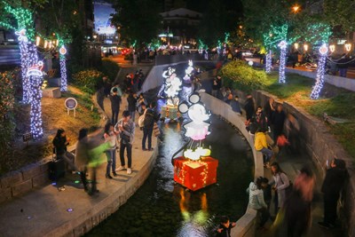 台中耶誕高人氣燈飾 遭惡意塗鴉迅速修復