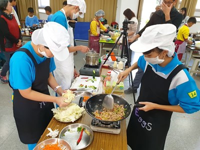 食農教育扎根 中市辦觀摩賽讓學童體驗料理