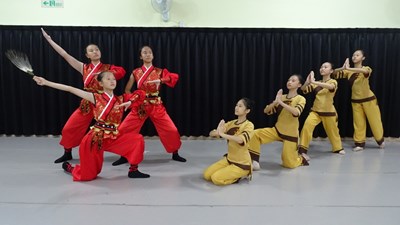 中市「濤~海的聯想曲」三校聯合展 畫作、舞蹈詮譯海的想像