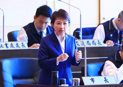 文山焚化爐廠齡超過24年,前市府規劃投入10億元進行「修繕更新」,無法有效解決廢棄物去化困境,且未能符合環保署最新氮氧化物排放量草案標準,市長盧秀燕上任後展開「汰舊換新」作業,預計新建1座新爐體、汰除1座舊爐體,預計113年底完成整建,紓解廢棄物去化量能不足問題,同時改善空汙。