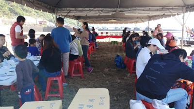 台中市政府農業局輔導外埔區農會今(14)、明日在外埔區忘憂巴士舉辦「來一場露營吧!」活動，推廣食農教育。