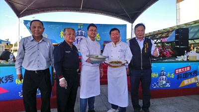 台中市政府農業局輔導台中區漁會於今(14)日在梧棲漁港舉辦「2019台中梧棲漁港鮮魚季活動」,邀請知名主廚郭主義、王輔立示範優質海鮮料理,現場更提供3000份創意海鮮料理供民眾免費享用。