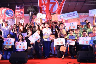 第11屆台中市十大伴手禮票選結果出爐，市長盧秀燕出席表揚獲獎店家。