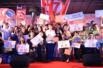 第11屆台中市十大伴手禮票選結果出爐,市長盧秀燕出席表揚獲獎店家。