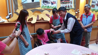 德水園身障教養院歲末圍爐 中市府贈加菜金迎好年