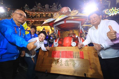 新港奉天宮環島車隊首日駐駕大甲鎮瀾宮 盧市長為「馨護台灣」匾額揭牌、賜福台中