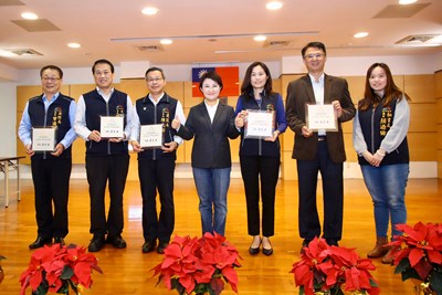 台中市政府舉辦首屆「優良採購人員及採購案件」選拔,市長盧秀燕今於市政會議進行頒獎表揚,肯定其專業表現。