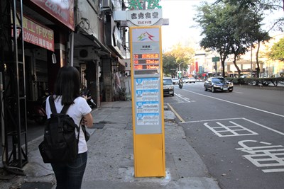 新式智慧型站牌可輪播顯示多條公車路線,有效提升民眾候車品質。
