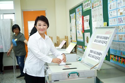 「第15任總統副總統及第10屆立法委員選舉」今(11)日投票,台中市長盧秀燕上午9時前往健行國小投票