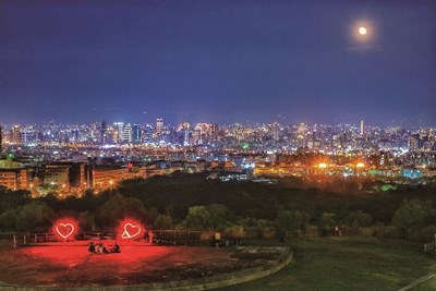 望高寮地處大肚台地最高處，百萬燈火的夜景盡收眼底