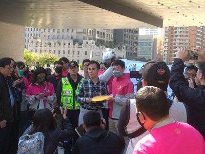 近百名美食外送員因不滿公司片面更改薪資計算方式,今(16)日向台中市政府遞交陳情書,勞工局立即啟動協調機制,維護勞工權益。