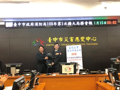 呈欣工業長期關注消防工作,適逢消防局逐步推動空氣呼吸器背架個裝化,因此慷慨捐贈30組,提升救災效能