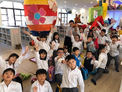 台灣燈會全國花燈競賽作品報名參賽踴躍，圖為立人國小小朋友及所製作的花燈。
