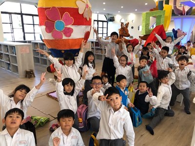 台灣燈會全國花燈競賽作品報名參賽踴躍,圖為立人國小小朋友及所製作的花燈。
