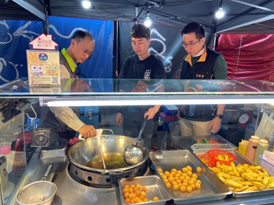 現場大多是煮食攤位,消保官關心烹調人員是否配戴飾品或未戴帽子